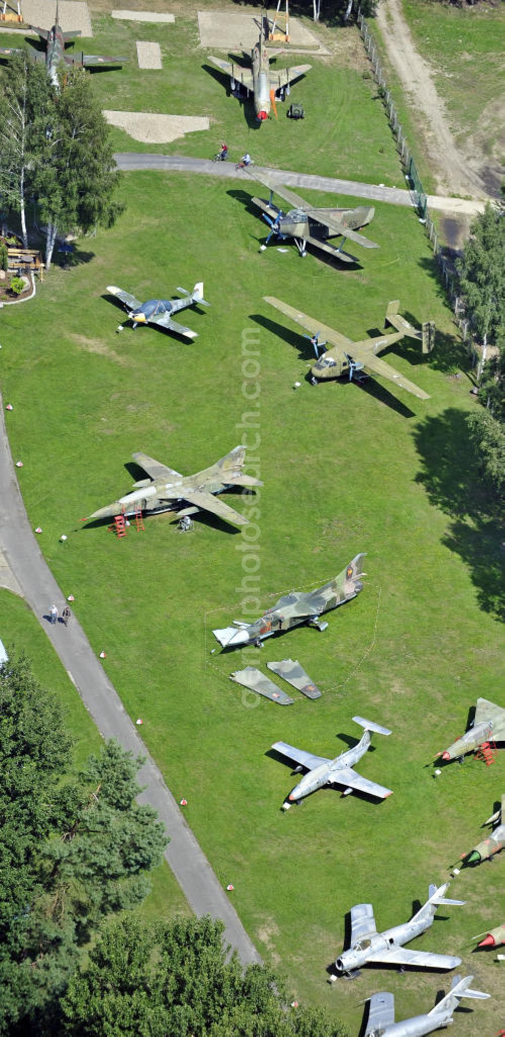 Aerial image Cottbus - Blick auf das Flugplatzmuseum auf dem Gelände des ehemaligen Flugplatzes. Auf einem Areal von über 20.000 Quadratmetern stehen Militärflugzeuge, Agrarflieger und Helikopter sowie Flugsicherungs- und Kfz-Technik aus der Geschichte der Luftfahrt. Alle Zeitabschnitte werden im Museum ausführlich in Bildern und Dokumenten präsentiert. View of the Airfield Museum on the site of the former airfield Cottbus. Covering an area of 20,000 square meters military aircrafts, agricultural aircraft and helicopters and also air traffic control and vehicle technology from the history of aviation are shown. All periods are presented in detail in the museum's images and documents.