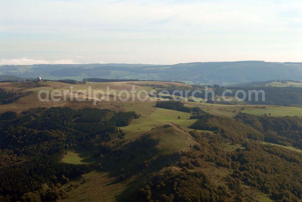 Aerial image Gersfeld/Rhön - Blick auf die Wasserkuppe, mit 950,2 m Höhe der höchste Berg in der Rhön. Hier entspringt die Fulda. Auf der Wasserkuppe befinden sich ein großes Segelflugzentrum mit der ältesten Segelflugschule der Welt, das Deutsche Segelflugmuseum, ein kleiner Flugplatz für Segel- und Motorflugzeuge, den historischen Segelflugverein OSC Wasserkuppe, eine Jugendbildungsstätte, Hotels und Restaurants sowie eine Wetter- und eine ehemalige militärische Radarstation.