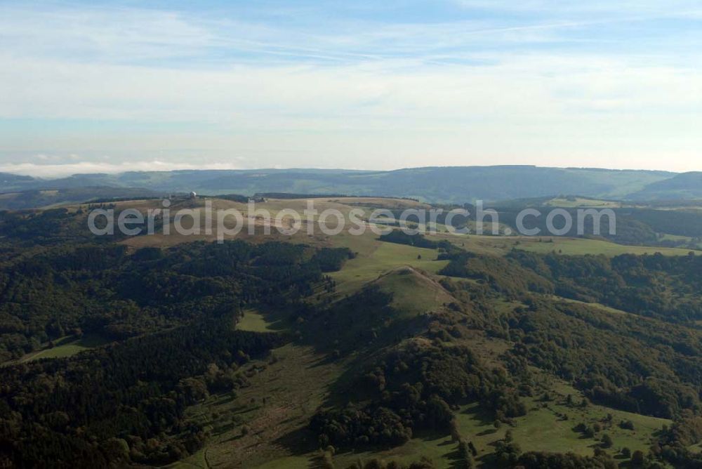 Aerial photograph Gersfeld/Rhön - Blick auf die Wasserkuppe, mit 950,2 m Höhe der höchste Berg in der Rhön. Hier entspringt die Fulda. Auf der Wasserkuppe befinden sich ein großes Segelflugzentrum mit der ältesten Segelflugschule der Welt, das Deutsche Segelflugmuseum, ein kleiner Flugplatz für Segel- und Motorflugzeuge, den historischen Segelflugverein OSC Wasserkuppe, eine Jugendbildungsstätte, Hotels und Restaurants sowie eine Wetter- und eine ehemalige militärische Radarstation.