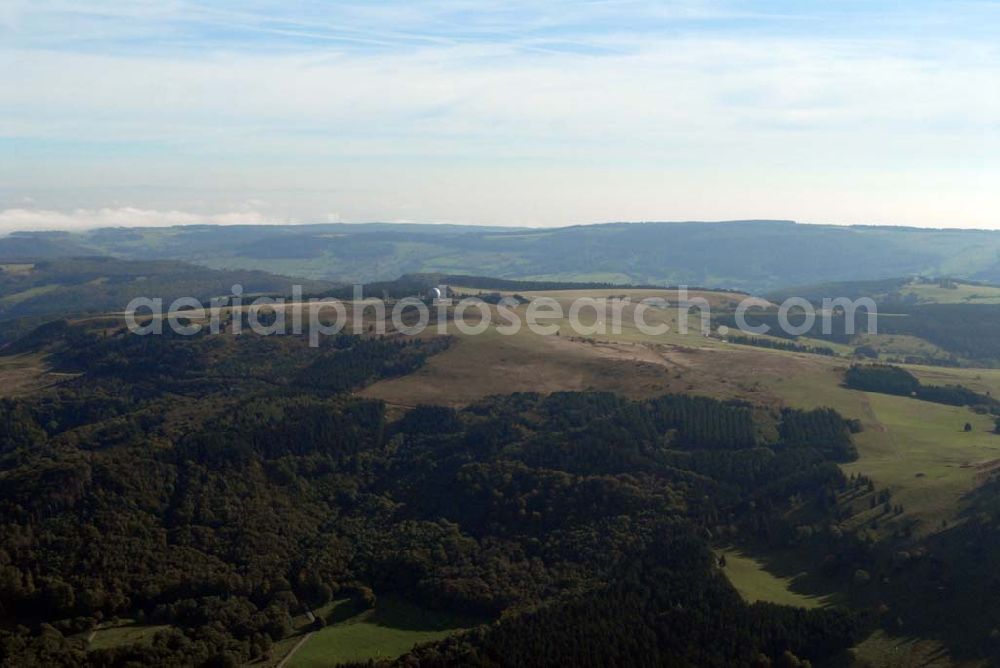 Gersfeld/Rhön from above - Blick auf die Wasserkuppe, mit 950,2 m Höhe der höchste Berg in der Rhön. Hier entspringt die Fulda. Auf der Wasserkuppe befinden sich ein großes Segelflugzentrum mit der ältesten Segelflugschule der Welt, das Deutsche Segelflugmuseum, ein kleiner Flugplatz für Segel- und Motorflugzeuge, den historischen Segelflugverein OSC Wasserkuppe, eine Jugendbildungsstätte, Hotels und Restaurants sowie eine Wetter- und eine ehemalige militärische Radarstation.