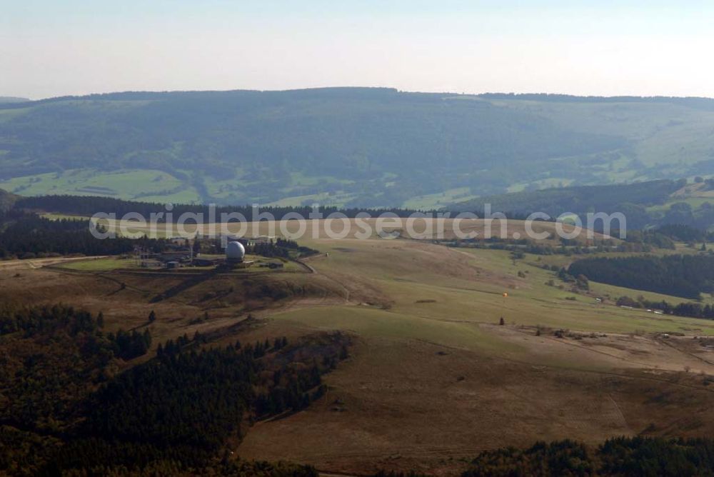 Gersfeld/Rhön from the bird's eye view: Blick auf die Wasserkuppe, mit 950,2 m Höhe der höchste Berg in der Rhön. Hier entspringt die Fulda. Auf der Wasserkuppe befinden sich ein großes Segelflugzentrum mit der ältesten Segelflugschule der Welt, das Deutsche Segelflugmuseum, ein kleiner Flugplatz für Segel- und Motorflugzeuge, den historischen Segelflugverein OSC Wasserkuppe, eine Jugendbildungsstätte, Hotels und Restaurants sowie eine Wetter- und eine ehemalige militärische Radarstation.