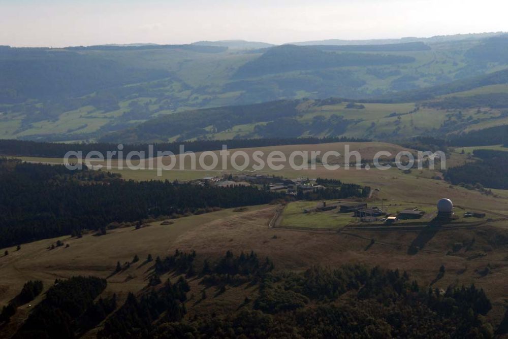 Aerial photograph Gersfeld/Rhön - Blick auf die Wasserkuppe, mit 950,2 m Höhe der höchste Berg in der Rhön. Hier entspringt die Fulda. Auf der Wasserkuppe befinden sich ein großes Segelflugzentrum mit der ältesten Segelflugschule der Welt, das Deutsche Segelflugmuseum, ein kleiner Flugplatz für Segel- und Motorflugzeuge, den historischen Segelflugverein OSC Wasserkuppe, eine Jugendbildungsstätte, Hotels und Restaurants sowie eine Wetter- und eine ehemalige militärische Radarstation.