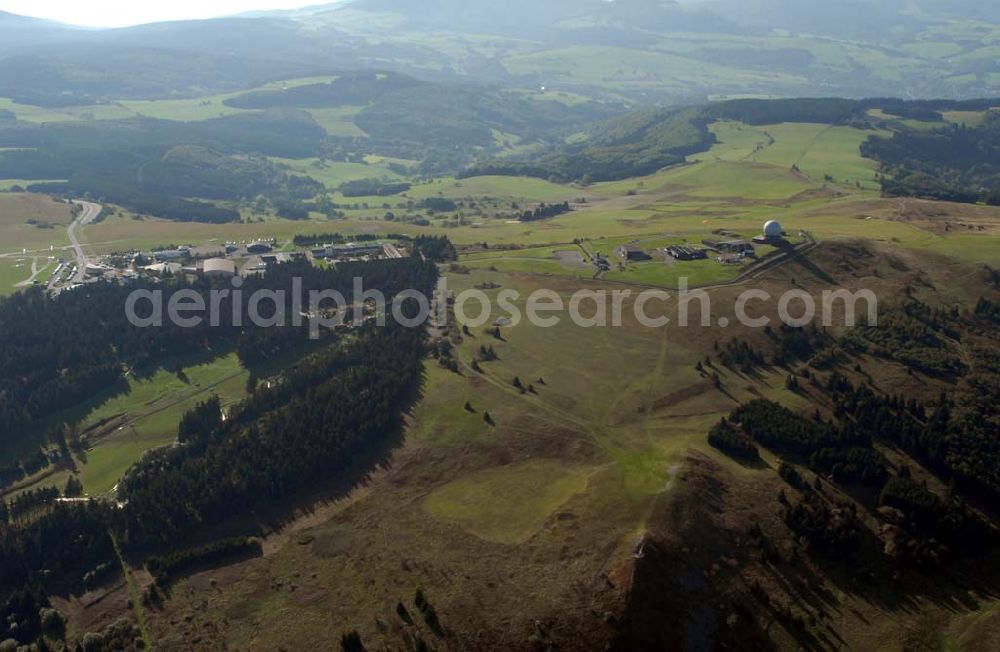 Gersfeld/Rhön from above - Blick auf die Wasserkuppe, mit 950,2 m Höhe der höchste Berg in der Rhön. Hier entspringt die Fulda. Auf der Wasserkuppe befinden sich ein großes Segelflugzentrum mit der ältesten Segelflugschule der Welt, das Deutsche Segelflugmuseum, ein kleiner Flugplatz für Segel- und Motorflugzeuge, den historischen Segelflugverein OSC Wasserkuppe, eine Jugendbildungsstätte, Hotels und Restaurants sowie eine Wetter- und eine ehemalige militärische Radarstation.