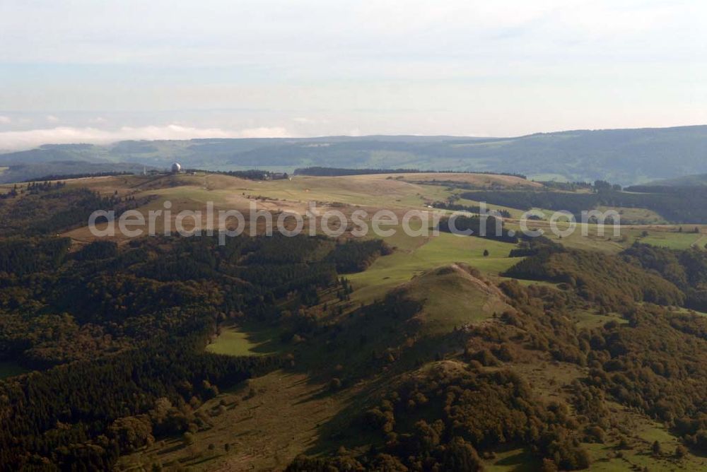 Aerial photograph Gersfeld/Rhön - Blick auf die Wasserkuppe, mit 950,2 m Höhe der höchste Berg in der Rhön. Hier entspringt die Fulda. Auf der Wasserkuppe befinden sich ein großes Segelflugzentrum mit der ältesten Segelflugschule der Welt, das Deutsche Segelflugmuseum, ein kleiner Flugplatz für Segel- und Motorflugzeuge, den historischen Segelflugverein OSC Wasserkuppe, eine Jugendbildungsstätte, Hotels und Restaurants sowie eine Wetter- und eine ehemalige militärische Radarstation.