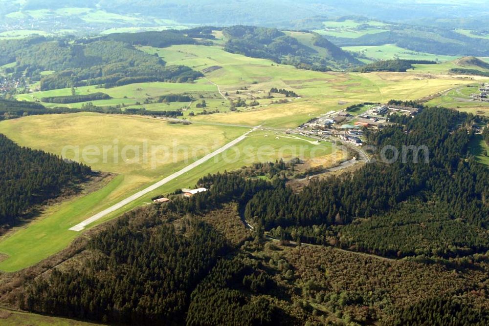 Gersfeld/Rhön from above - Blick auf die Wasserkuppe, mit 950,2 m Höhe der höchste Berg in der Rhön. Hier entspringt die Fulda. Auf der Wasserkuppe befinden sich ein großes Segelflugzentrum mit der ältesten Segelflugschule der Welt, das Deutsche Segelflugmuseum, ein kleiner Flugplatz für Segel- und Motorflugzeuge, den historischen Segelflugverein OSC Wasserkuppe, eine Jugendbildungsstätte, Hotels und Restaurants sowie eine Wetter- und eine ehemalige militärische Radarstation.