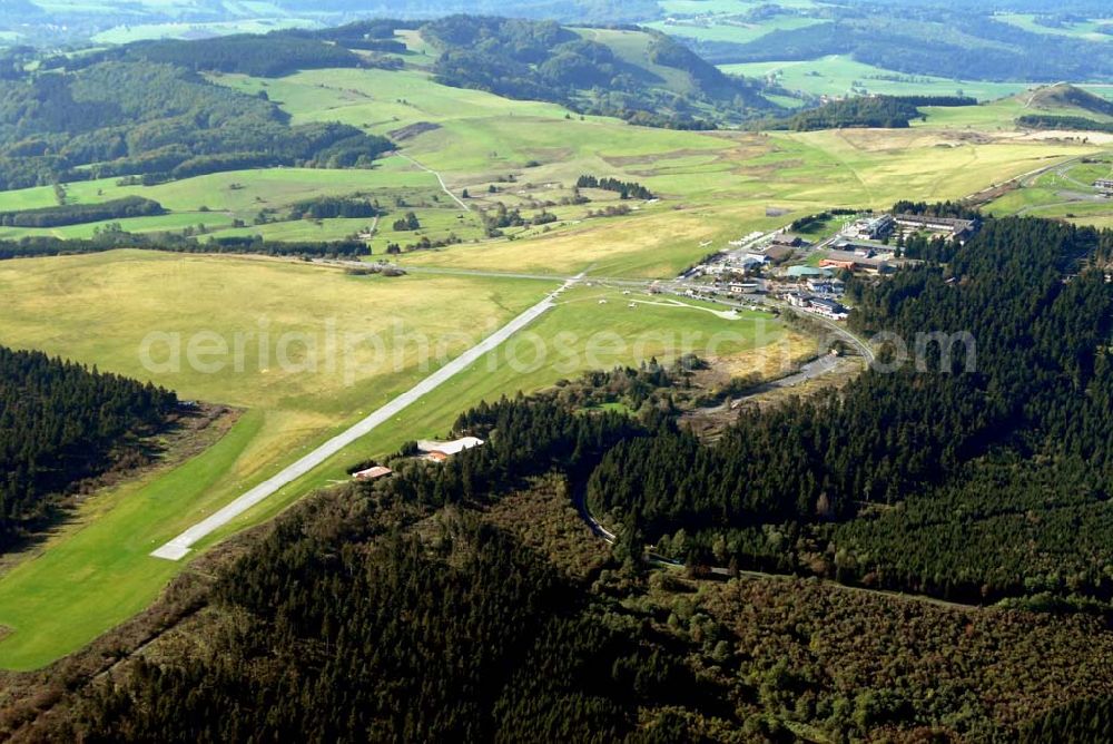 Gersfeld/Rhön from the bird's eye view: Blick auf die Wasserkuppe, mit 950,2 m Höhe der höchste Berg in der Rhön. Hier entspringt die Fulda. Auf der Wasserkuppe befinden sich ein großes Segelflugzentrum mit der ältesten Segelflugschule der Welt, das Deutsche Segelflugmuseum, ein kleiner Flugplatz für Segel- und Motorflugzeuge, den historischen Segelflugverein OSC Wasserkuppe, eine Jugendbildungsstätte, Hotels und Restaurants sowie eine Wetter- und eine ehemalige militärische Radarstation.