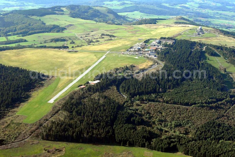 Aerial image Gersfeld/Rhön - Blick auf die Wasserkuppe, mit 950,2 m Höhe der höchste Berg in der Rhön. Hier entspringt die Fulda. Auf der Wasserkuppe befinden sich ein großes Segelflugzentrum mit der ältesten Segelflugschule der Welt, das Deutsche Segelflugmuseum, ein kleiner Flugplatz für Segel- und Motorflugzeuge, den historischen Segelflugverein OSC Wasserkuppe, eine Jugendbildungsstätte, Hotels und Restaurants sowie eine Wetter- und eine ehemalige militärische Radarstation.