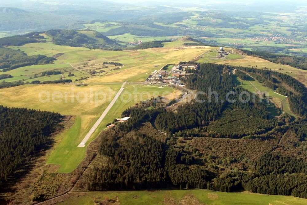 Gersfeld/Rhön from above - Blick auf die Wasserkuppe, mit 950,2 m Höhe der höchste Berg in der Rhön. Hier entspringt die Fulda. Auf der Wasserkuppe befinden sich ein großes Segelflugzentrum mit der ältesten Segelflugschule der Welt, das Deutsche Segelflugmuseum, ein kleiner Flugplatz für Segel- und Motorflugzeuge, den historischen Segelflugverein OSC Wasserkuppe, eine Jugendbildungsstätte, Hotels und Restaurants sowie eine Wetter- und eine ehemalige militärische Radarstation.