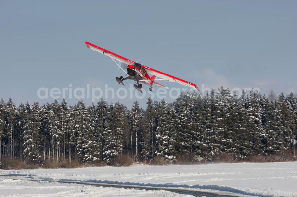 Aerial image Bad Dietzenbach - Kleinflugzeug / Flugzeug vom Typ Aviat Husky mit Rad-Ski-Fahrwerk über den mit Schnee bedecktem Flugplatz Bad Dietzenbach EDPB umgangssprachlich das Berneck in Baden-Württemberg. Small aircraft over the Bad Dietzenbach airfield in Baden-Wuerttemberg.