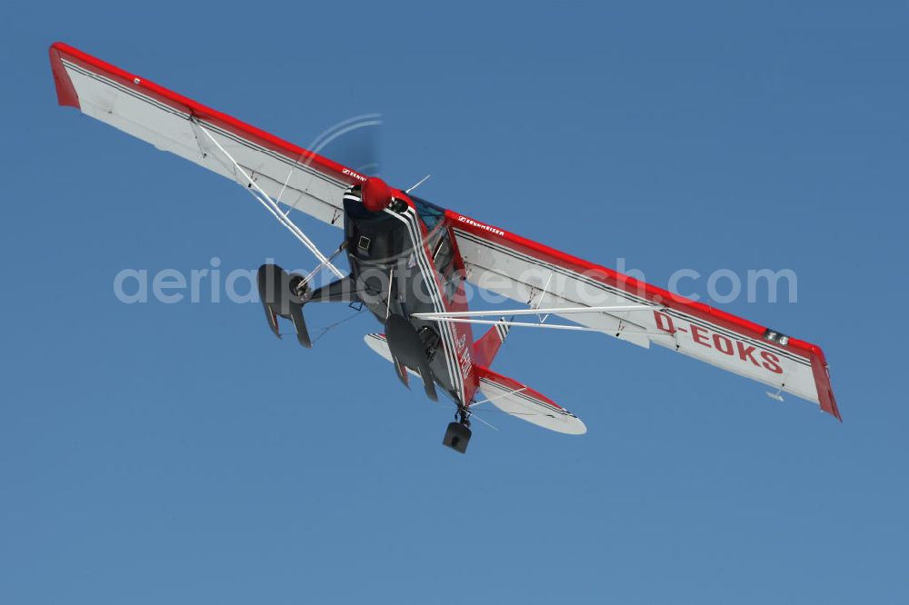 Aerial photograph Bad Dietzenbach - Kleinflugzeug / Flugzeug vom Typ Aviat Husky mit Rad-Ski-Fahrwerk über den mit Schnee bedecktem Flugplatz Bad Dietzenbach EDPB umgangssprachlich das Berneck in Baden-Württemberg. Small aircraft over the Bad Dietzenbach airfield in Baden-Wuerttemberg.