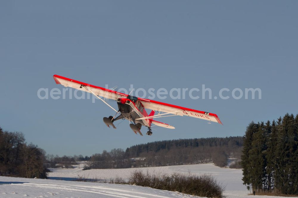 Bad Dietzenbach from above - Kleinflugzeug / Flugzeug vom Typ Aviat Husky mit Rad-Ski-Fahrwerk über den mit Schnee bedecktem Flugplatz Bad Dietzenbach EDPB umgangssprachlich das Berneck in Baden-Württemberg. Small aircraft over the Bad Dietzenbach airfield in Baden-Wuerttemberg.