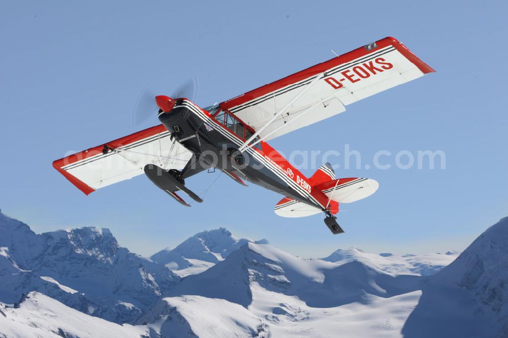 Saanen from the bird's eye view: Kleinflugzeug / Flugzeug vom Typ Aviat Husky mit Rad-Ski-Fahrwerk über den mit Schnee bedecktem Alpen nahe der Ortschaft Saanen in der Schweiz. Small aircraft over the Swiss Alps.