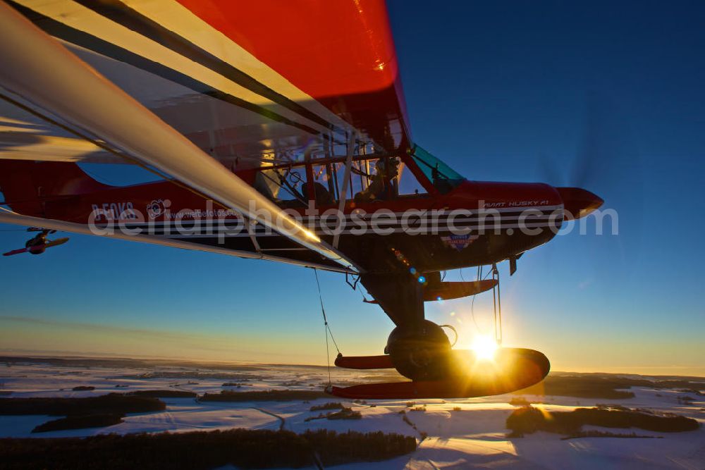 Aerial image Bad Dietzenbach - Kleinflugzeug / Flugzeug vom Typ Aviat Husky mit Rad-Ski-Fahrwerk und Sonnenuntergang nahe dem mit Schnee bedecktem Flugplatz Bad Dietzenbach EDPB umgangssprachlich das Berneck in Baden-Württemberg. Small aircraft near by the Bad Dietzenbach airfield in Baden-Wuerttemberg.