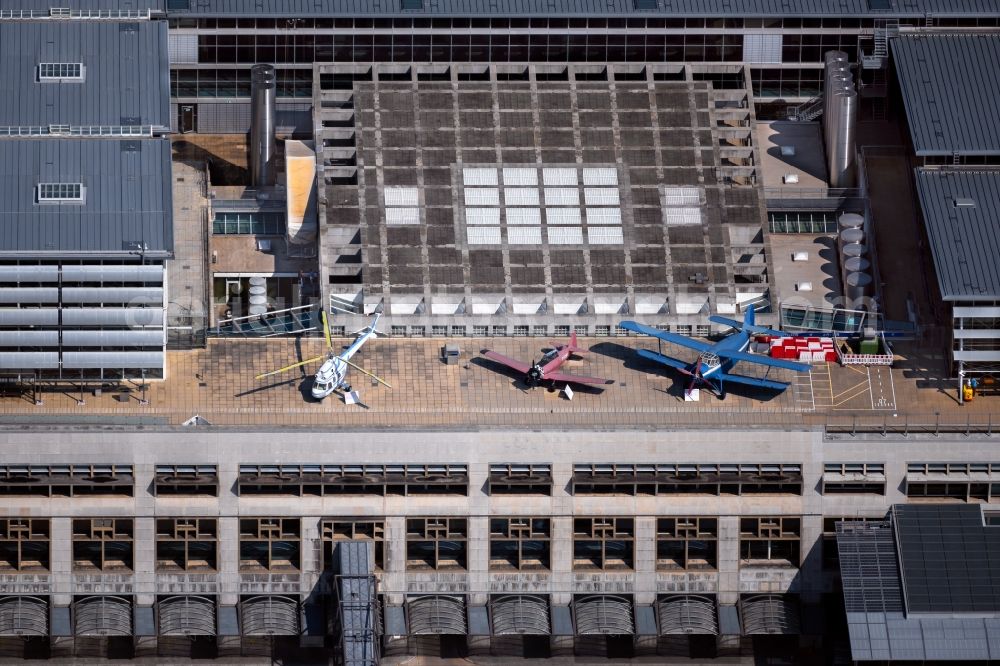 Stuttgart from the bird's eye view: Aircraft auf of Besucherterrasse on the airport in Stuttgart in the state Baden-Wuerttemberg, Germany