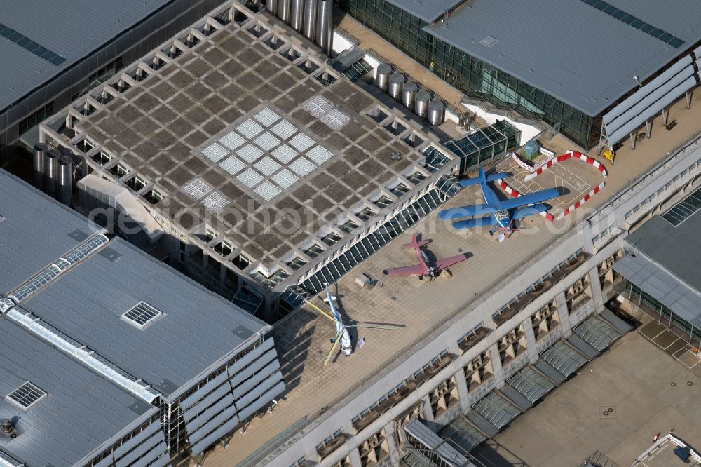 Aerial photograph Stuttgart - Aircraft auf of Besucherterrasse on the airport in Stuttgart in the state Baden-Wuerttemberg, Germany