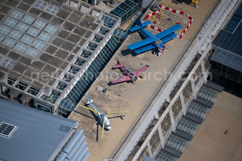 Stuttgart from the bird's eye view: Aircraft auf of Besucherterrasse on the airport in Stuttgart in the state Baden-Wuerttemberg, Germany