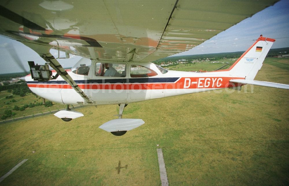 Strausberg from above - Cessna 172 with the identifier D-EGYC Aircraft in flight over the airspace in Strausberg in the state Brandenburg, Germany