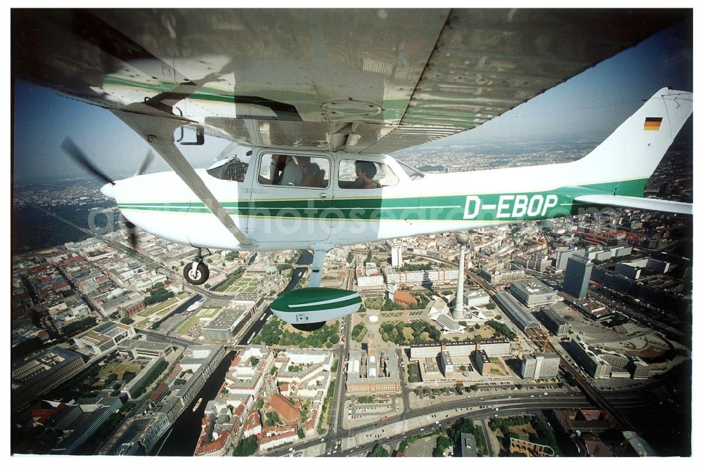 Aerial image Berlin - Cessna 172 with of Kennung D-EBOB Aircraft in flight over the airspace in the district Mitte in Berlin, Germany