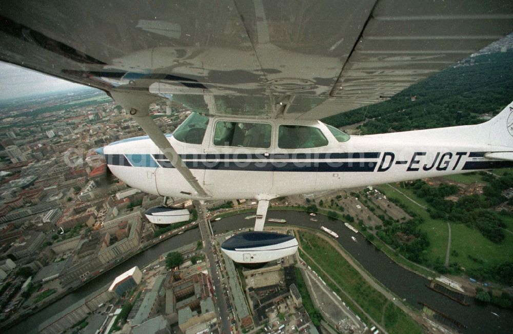 Aerial photograph Berlin - Cessna 172 with the identifier D-EJGT Aircraft in flight over the airspace in the district Tiergarten in Berlin, Germany