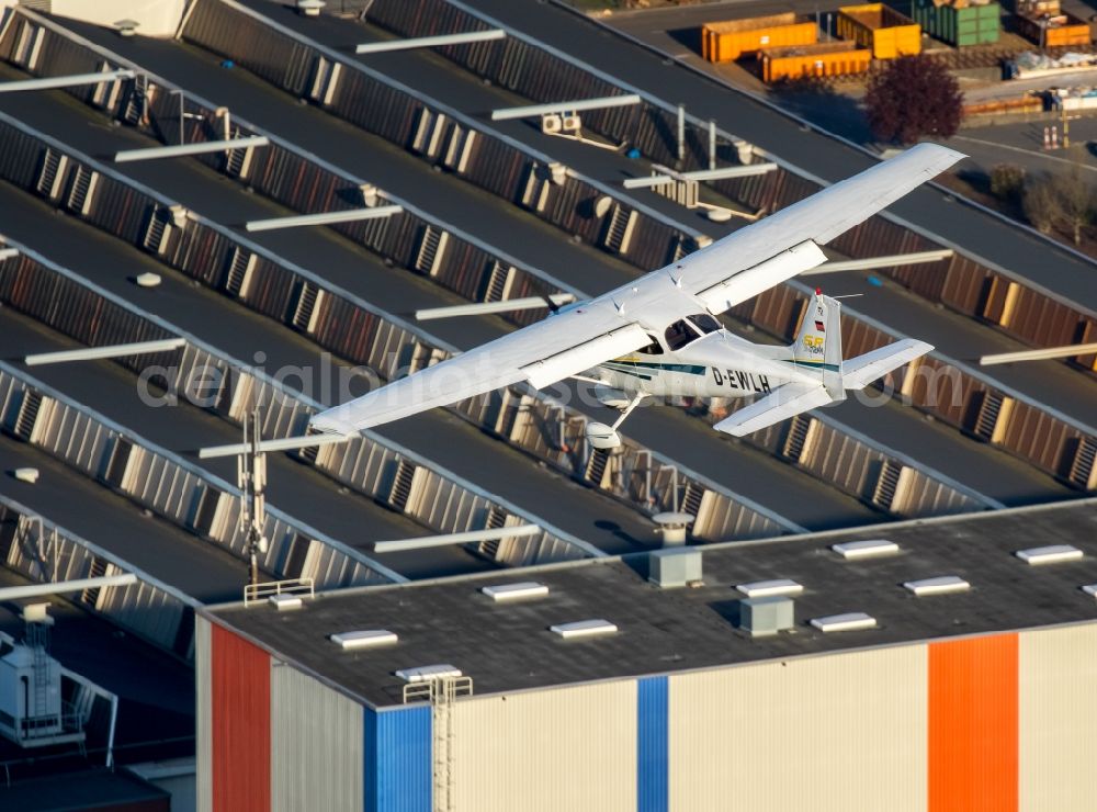 Aerial photograph Hamm - Cessna 172 with the registration D-EWLH in flight for landing at the airfield in Hamm in North Rhine-Westphalia