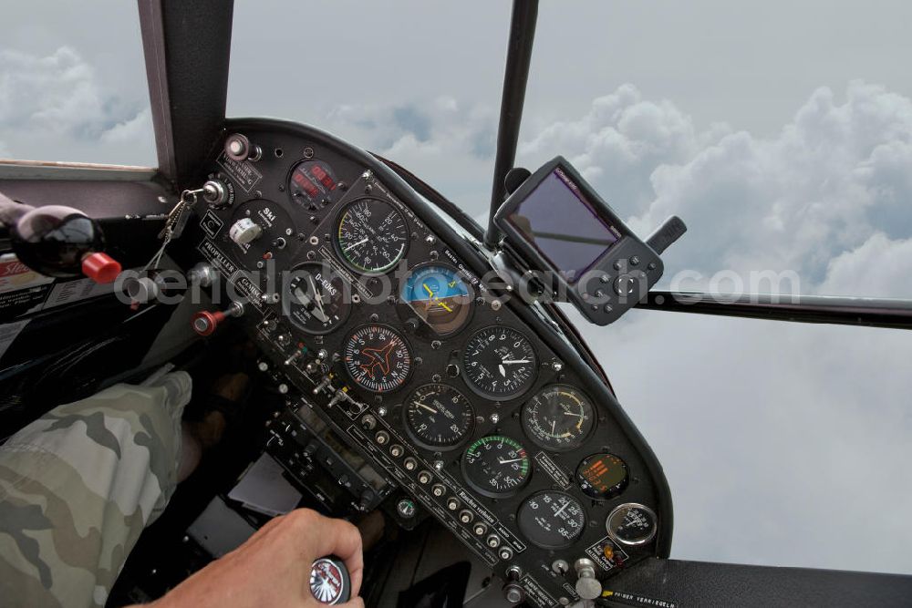 Bad Dietzenbach from above - Blick auf das Cockpit des Flugzeug / Kleinflugzeug vom Typ Aviat Husky während eines Fluges nahe dem Flugplatz Bad Dietzenbach EDPB umgangssprachlich das Berneck. View of the cockpit of the airplane / small aircraft during a flight near the airfield Bad Dietzenbach.