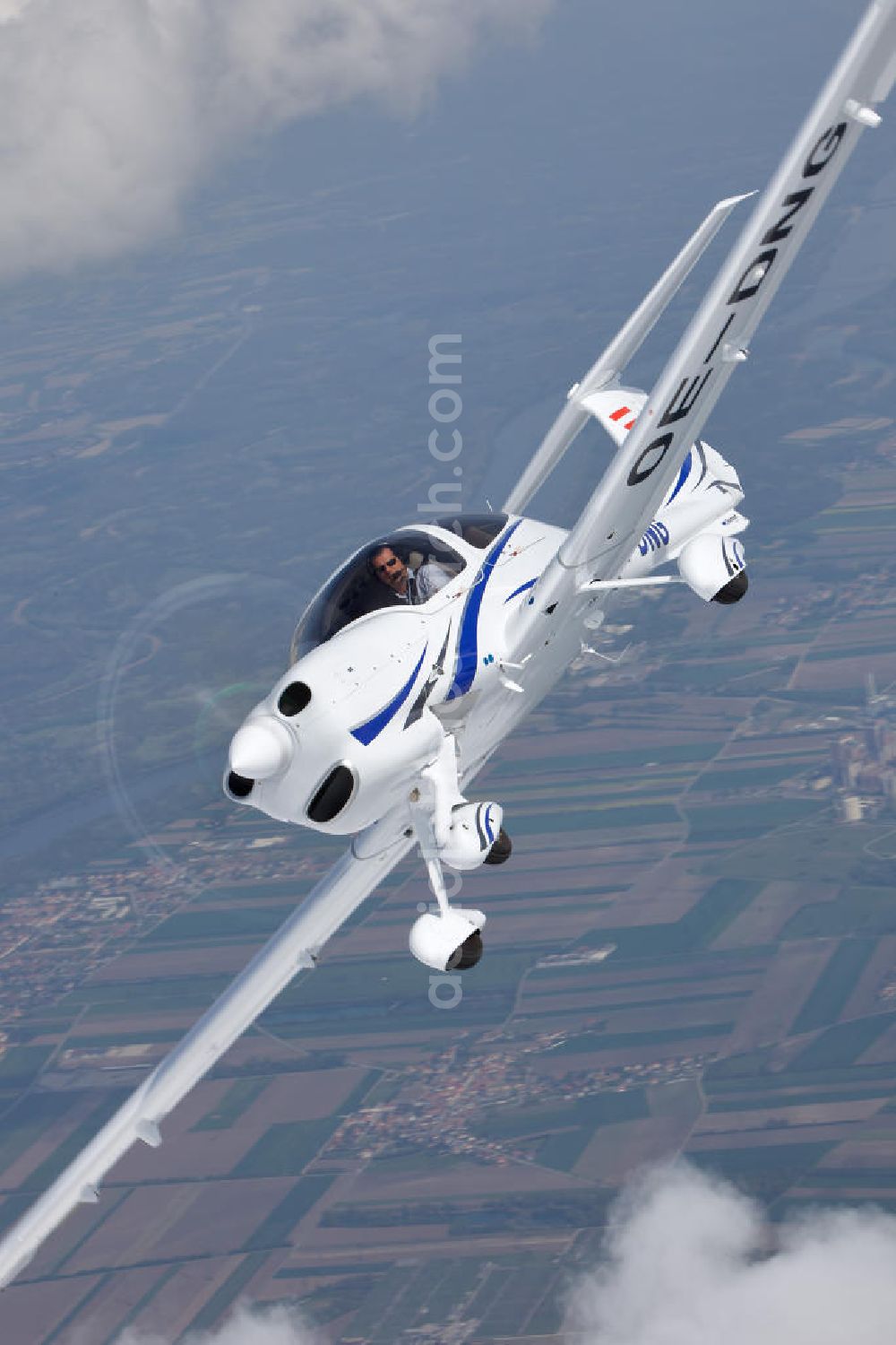 Aerial image Wiener Neustadt - Flugzeug / Kleinflugzeug vom Typ Diamond DA40 nahe dem Flugplatz Wiener Neustadt in Österreich. Small aircraft near by the Wiener Neustadt airfield.