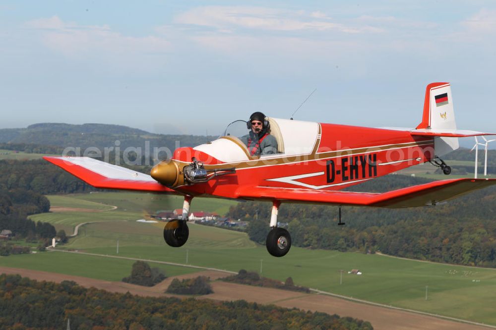 Bad Dietzenbach from above - Flugzeug / Kleinflugzeug vom Typ Jodel D.9 Bébé mit der Kennung D-EHYH nahe dem Flugplatz Bad Dietzenbach EDPB umgangssprachlich das Berneck in Baden-Württemberg. Small aircraft near by the Bad Dietzenbach airfield in Baden-Wuerttemberg.