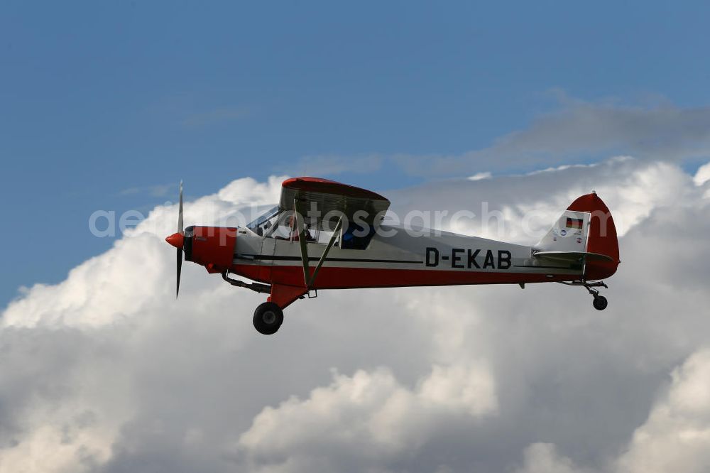 Weissenberg from above - Flugzeug / Kleinflugzeug vom Typ Piper PA-18 mit der Kennung D-EKAB nahe dem Flugplatz Wildberg am Bodensee in Bayern. Small aircraft / plane near by the Wildberg airfield at the Lake Constance in Bavaria.