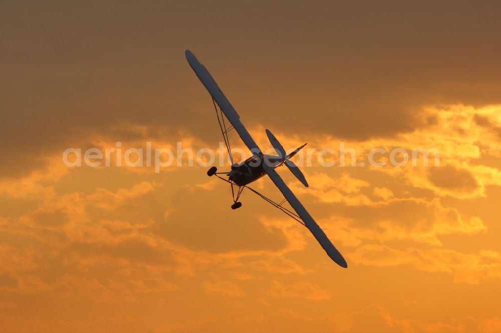 Großwarasdorf from above - Flugzeug / Kleinflugzeug vom Typ Piper J-3 Cup und Sonnenuntergang nahe dem Flugplatz Großwarasdorf in Österreich. Small Aircraft and sunset near by the Grosswarasdorf airfield in Austria.