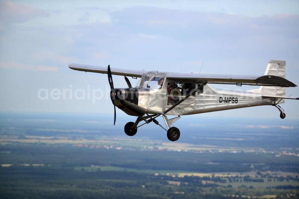 Aerial photograph Beiersdorf-Freudenberg - - Ultraleichtflugzeug mit der Kennung D-MPSB Aircraft in flight over the airspace in Beiersdorf-Freudenberg in the state Brandenburg