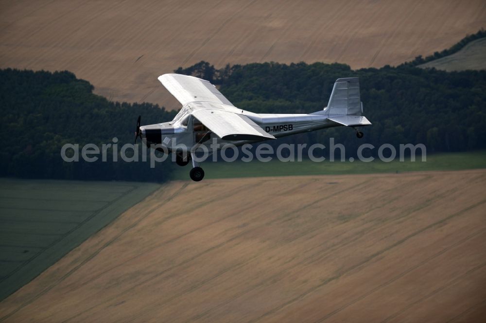 Beiersdorf-Freudenberg from above - - Ultraleichtflugzeug mit der Kennung D-MPSB Aircraft in flight over the airspace in Beiersdorf-Freudenberg in the state Brandenburg