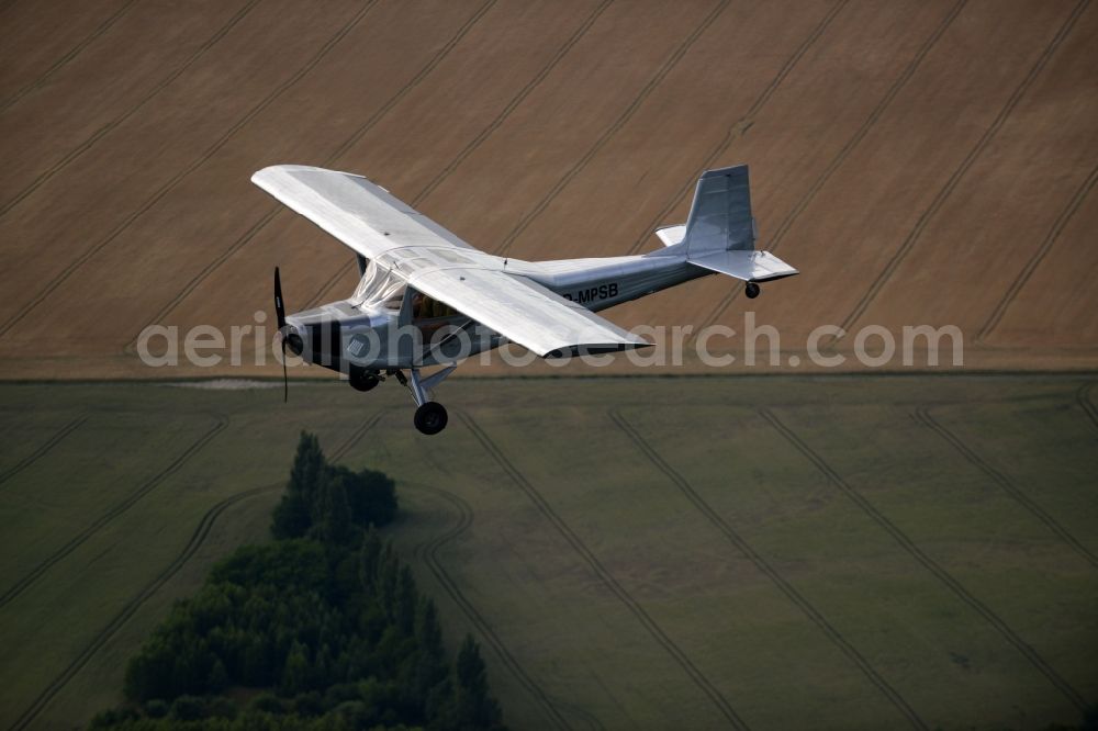 Beiersdorf-Freudenberg from the bird's eye view: - Ultraleichtflugzeug mit der Kennung D-MPSB Aircraft in flight over the airspace in Beiersdorf-Freudenberg in the state Brandenburg