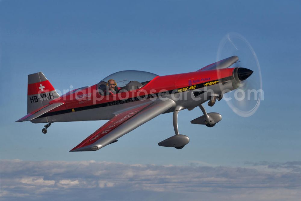 Birrfeld from above - Kunstflugzeug / Flugzeug vom Typ VOTEC 452 mit der schweizer Kennung HB-YNH nahe dem Flugplatz Birrfeld / Schweiz. Aerobatic aircraft near by the Birrfeld airfield in Switzerland.