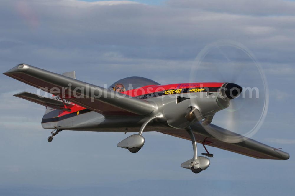 Birrfeld from above - Kunstflugzeug / Flugzeug vom Typ VOTEC 452 mit der schweizer Kennung HB-YNH nahe dem Flugplatz Birrfeld / Schweiz. Aerobatic aircraft near by the Birrfeld airfield in Switzerland.