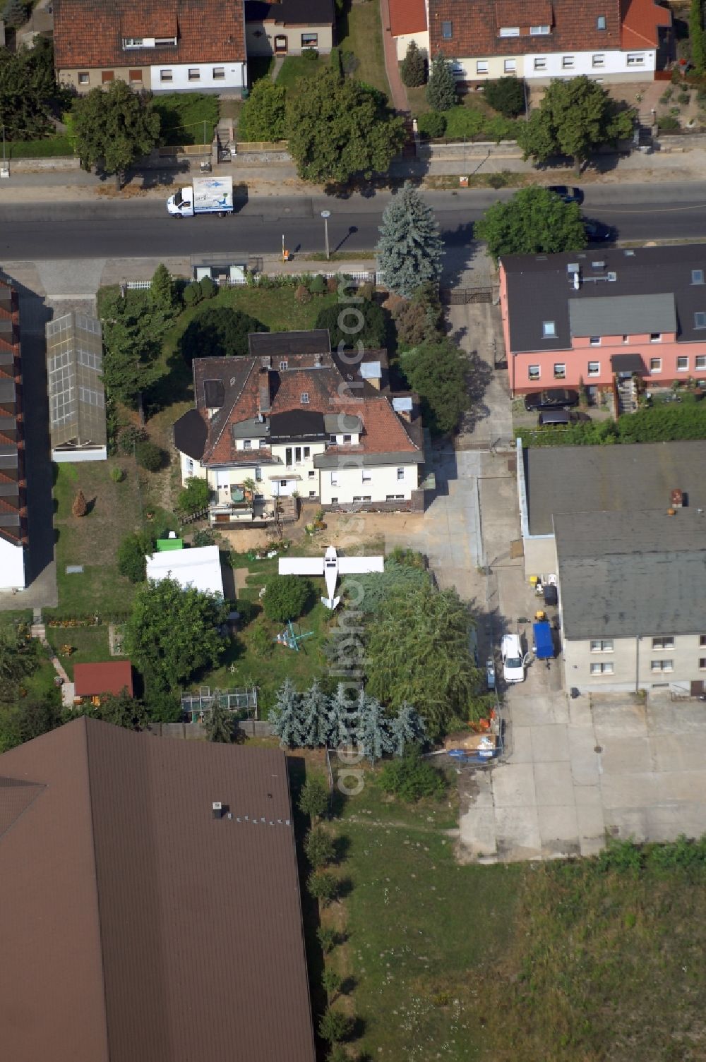 Aerial photograph Berlin - Mixing of residential and commercial settlements along the Lindenberger Strasse in the district Wartenberg in Berlin, Germany