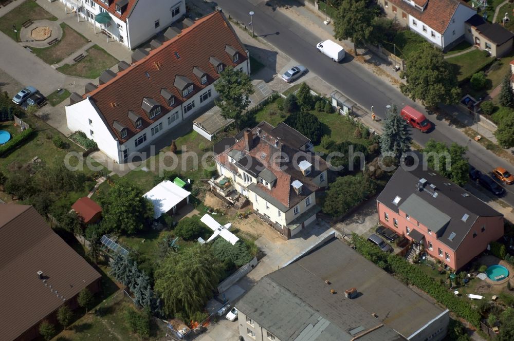 Aerial photograph Berlin - Mixing of residential and commercial settlements along the Lindenberger Strasse in the district Wartenberg in Berlin, Germany