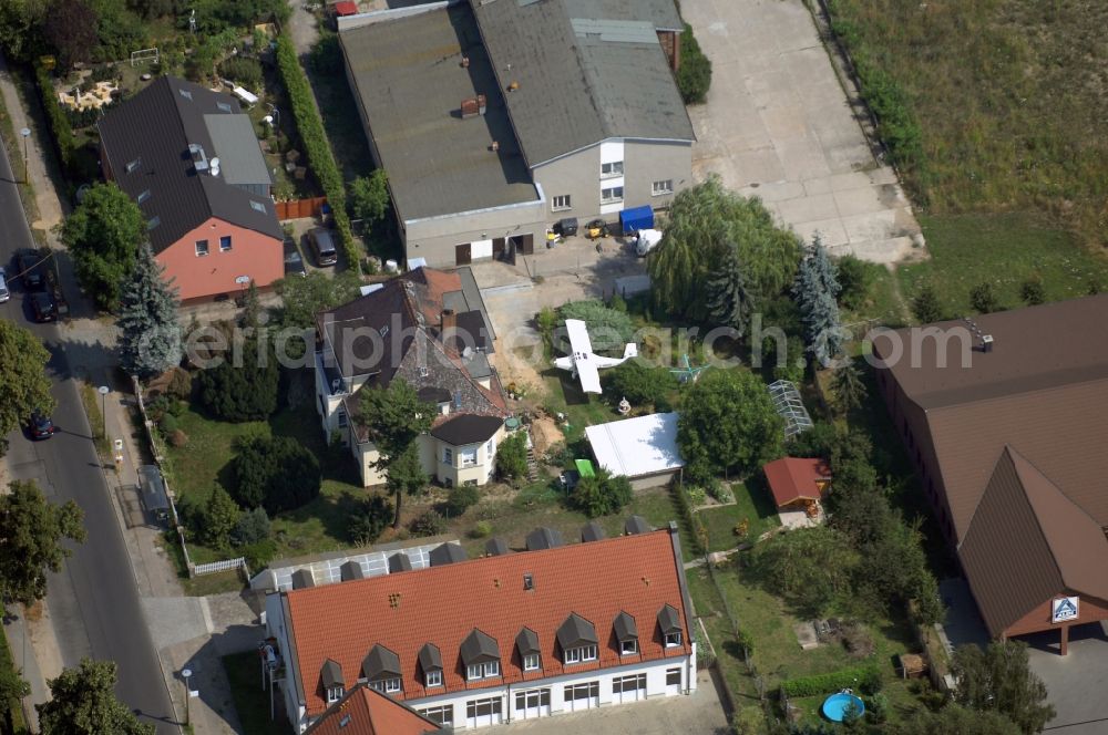 Aerial photograph Berlin - Mixing of residential and commercial settlements along the Lindenberger Strasse in the district Wartenberg in Berlin, Germany