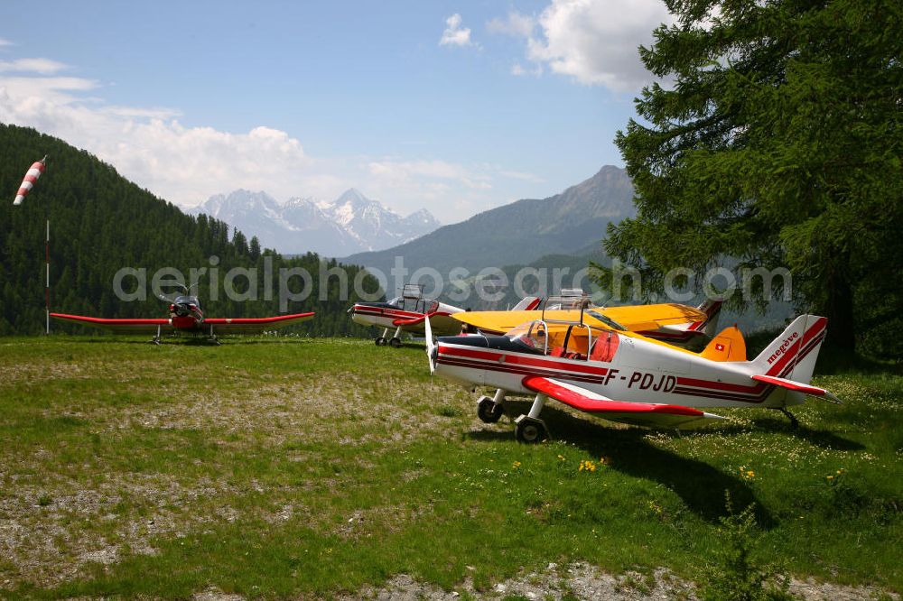 Chamois from above - Flugzeuge / Kleinflugzeuge auf dem Flugplatz / Altiport Chamois in Italien. Small aircrafts of the Chamois mountain airfield in Italy.