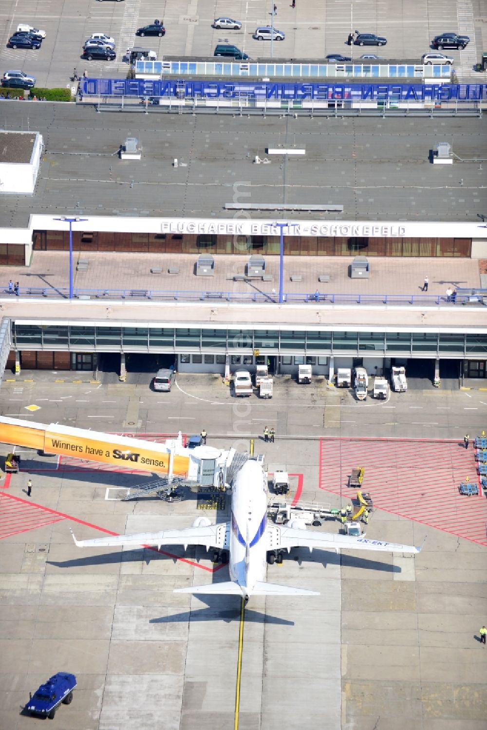 Schönefeld from the bird's eye view: Parking, passenger terminal and movement area fo the Schönefeld Airport