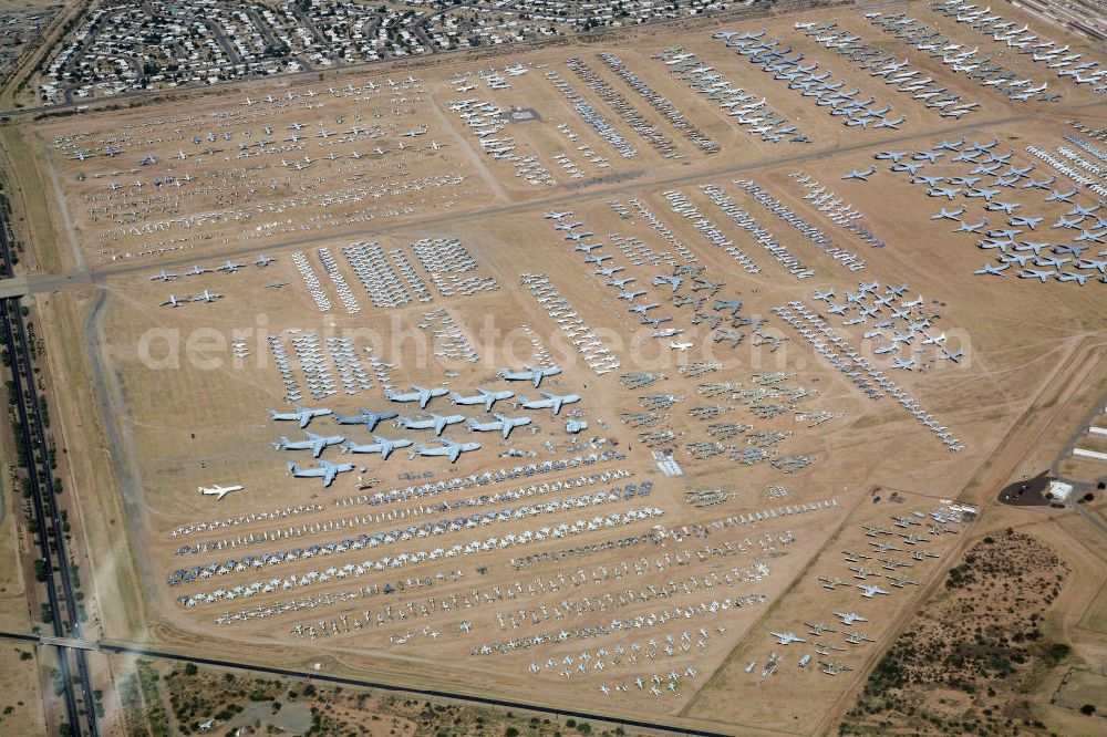 Aerial photograph TUCSON - Im Wüstenklima von Arizona hat die US Air Force außer Dienst gestellte Flugzeuge eingemottet. Sie warten auf den Abbruch oder zum Teil auch auf die Reaktivierung. Unter den Flugzeugen sind F14 Tomcat, RF4 Phantom, C-141 Starlifter, C130 Herkules, B52 Bomber und B1 Schwenkflügelbomber. Das Areal liegt unmittelbar neben der Davis-Monthan Air Force Base und ist dem Air Force Materiel Command (AFMC) der US-Luftwaffe untergeordnet. View the Davis–Monthan Air Force Base (AFB) near Tucson, Arizona.