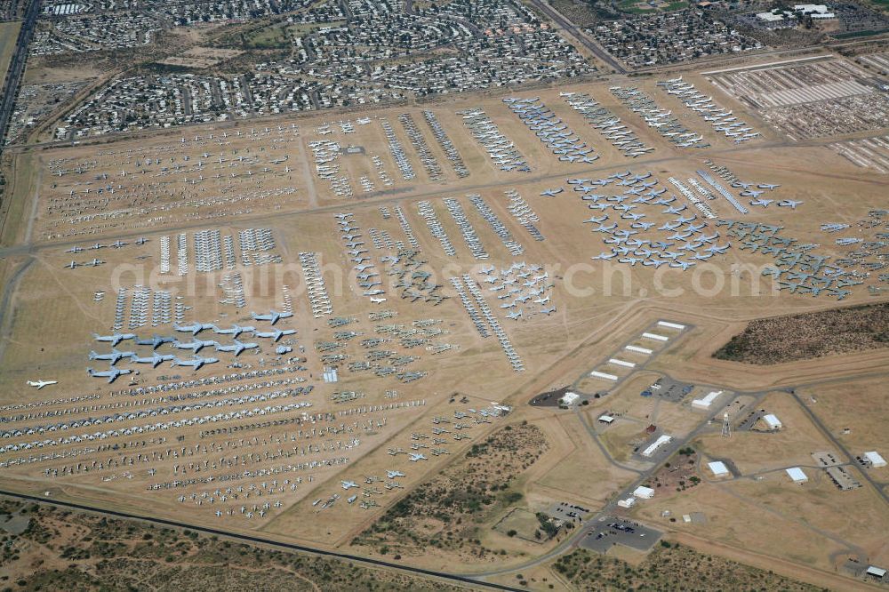 TUCSON from above - Im Wüstenklima von Arizona hat die US Air Force außer Dienst gestellte Flugzeuge eingemottet. Sie warten auf den Abbruch oder zum Teil auch auf die Reaktivierung. Unter den Flugzeugen sind F14 Tomcat, RF4 Phantom, C-141 Starlifter, C130 Herkules, B52 Bomber und B1 Schwenkflügelbomber. Das Areal liegt unmittelbar neben der Davis-Monthan Air Force Base und ist dem Air Force Materiel Command (AFMC) der US-Luftwaffe untergeordnet. View the Davis–Monthan Air Force Base (AFB) near Tucson, Arizona.