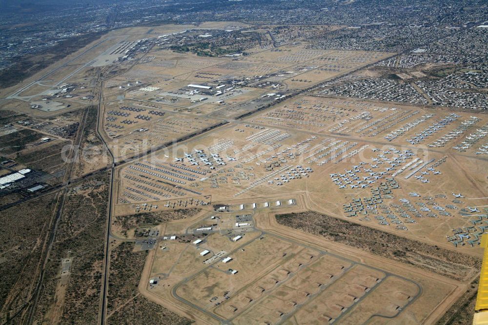 TUCSON from the bird's eye view: Im Wüstenklima von Arizona hat die US Air Force außer Dienst gestellte Flugzeuge eingemottet. Sie warten auf den Abbruch oder zum Teil auch auf die Reaktivierung. Unter den Flugzeugen sind F14 Tomcat, RF4 Phantom, C-141 Starlifter, C130 Herkules, B52 Bomber und B1 Schwenkflügelbomber. Das Areal liegt unmittelbar neben der Davis-Monthan Air Force Base und ist dem Air Force Materiel Command (AFMC) der US-Luftwaffe untergeordnet. View the Davis–Monthan Air Force Base (AFB) near Tucson, Arizona.