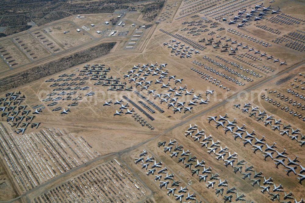 Aerial photograph TUCSON - Im Wüstenklima von Arizona hat die US Air Force außer Dienst gestellte Flugzeuge eingemottet. Sie warten auf den Abbruch oder zum Teil auch auf die Reaktivierung. Unter den Flugzeugen sind F14 Tomcat, RF4 Phantom, C-141 Starlifter, C130 Herkules, B52 Bomber und B1 Schwenkflügelbomber. Das Areal liegt unmittelbar neben der Davis-Monthan Air Force Base und ist dem Air Force Materiel Command (AFMC) der US-Luftwaffe untergeordnet. View the Davis–Monthan Air Force Base (AFB) near Tucson, Arizona.