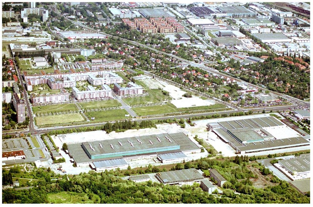 Aerial photograph Berlin - Hohenschönhausen - Abrißstopp an der Landsberger Allee auf dem Gelände des ehem. Großhandelslagers, der Baufläche für ein neues IKEA-Einrichtungshaus. Im Hintergrund die neuerbaute Wohnanlage Weiße Taube der Unternehmensgruppe Max Aicher Freilassing.