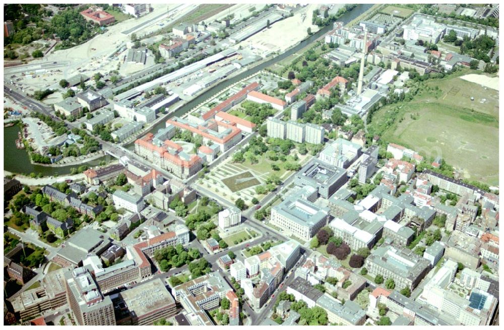 Aerial photograph Berlin Mitte / Tiergarten - 31.05.2004 Berlin Mitte, Blick auf die Gebäude der Hessische Straße 11, 10115 Berlin, im Hintergrund der Spreebogen mit dem Regierungsviertel im Tiergarten, der PRIMA Wohnbau Gesellschaft, PRIMA Wohnbauten Privatisierungs-Managemant GmbH Lichtenberg, Kurfürstendamm 32, 10719 Berlin, Tel.: 212497-0, Fax.: 2110170,