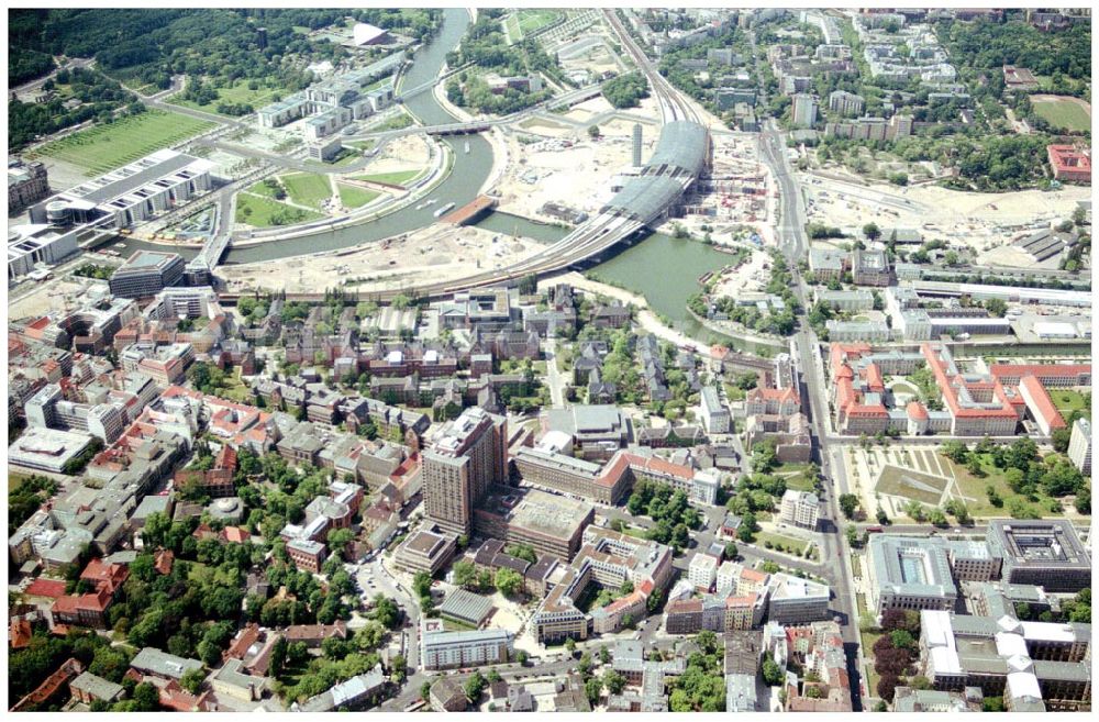 Berlin Mitte / Tiergarten from above - 31.05.2004 Berlin Mitte, Blick auf die Gebäude der Hessische Straße 11, 10115 Berlin, im Hintergrund der Spreebogen mit dem Regierungsviertel im Tiergarten, der PRIMA Wohnbau Gesellschaft, PRIMA Wohnbauten Privatisierungs-Managemant GmbH Lichtenberg, Kurfürstendamm 32, 10719 Berlin, Tel.: 212497-0, Fax.: 2110170,