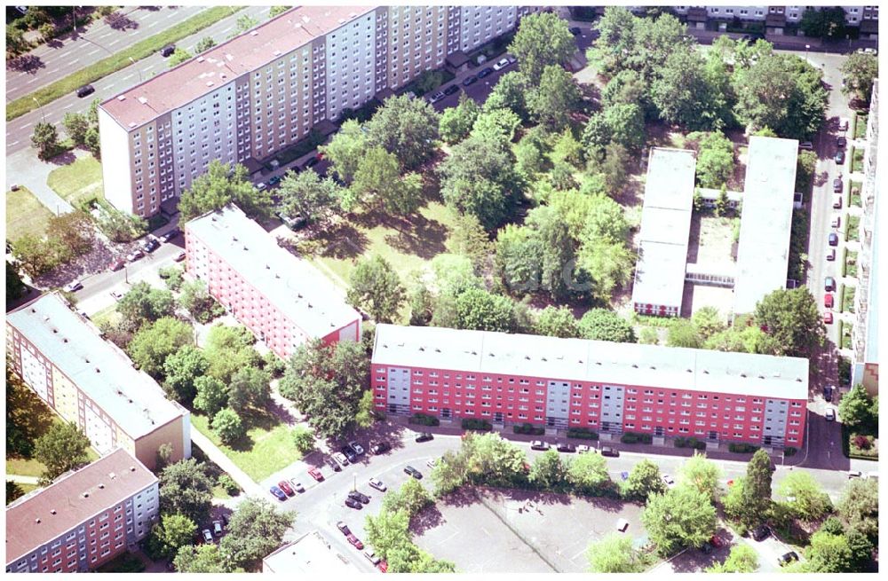 Berlin Lichtenberg from above - 31.05.2004 Berlin Lichtenberg, Blick auf die Gebäude der Herbert-Tschäpe-Straße 6-28, 10369 Berlin, der PRIMA Wohnbau Gesellschaft, PRIMA Wohnbauten Privatisierungs-Managemant GmbH Lichtenberg, Kurfürstendamm 32, 10719 Berlin, Tel.: 212497-0, Fax.: 2110170,