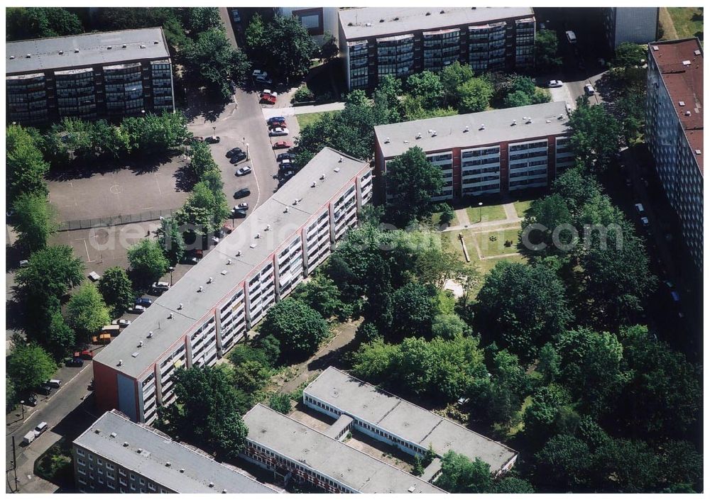 Berlin Lichtenberg from above - 31.05.2004 Berlin Lichtenberg, Blick auf die Gebäude der Herbert-Tschäpe-Straße 6-28, 10369 Berlin, der PRIMA Wohnbau Gesellschaft, PRIMA Wohnbauten Privatisierungs-Managemant GmbH Lichtenberg, Kurfürstendamm 32, 10719 Berlin, Tel.: 212497-0, Fax.: 2110170,