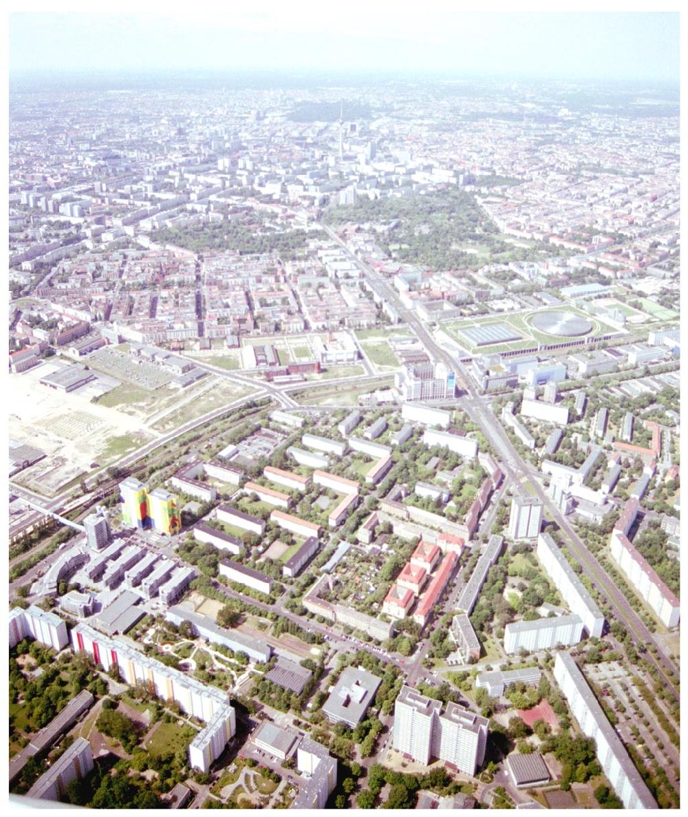 Berlin Lichtenberg from above - 31.05.2004 Berlin Lichtenberg, Blick auf die Gebäude der Rudolf-Seifert-Straße 6-24, 10369 Berlin, der PRIMA Wohnbau Gesellschaft, PRIMA Wohnbauten Privatisierungs-Managemant GmbH Lichtenberg, Kurfürstendamm 32, 10719 Berlin, Tel.: 212497-0, Fax.: 2110170,