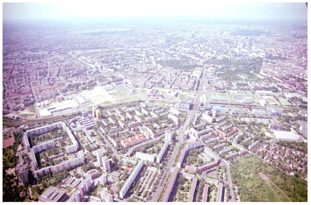 Aerial image Berlin Lichtenberg - 31.05.2004 Berlin Lichtenberg, Blick auf die Gebäude der Herbert-Tschäpe-Straße 6-28, 10369 Berlin, der PRIMA Wohnbau Gesellschaft, PRIMA Wohnbauten Privatisierungs-Managemant GmbH Lichtenberg, Kurfürstendamm 32, 10719 Berlin, Tel.: 212497-0, Fax.: 2110170,